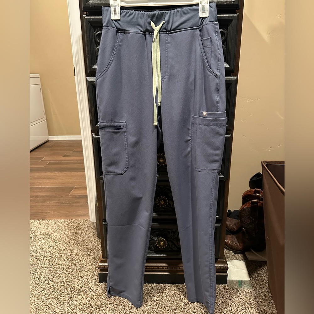 FIGS Women’s High-Waisted Yola Scrub Pants in Space Navy—size S/Tall